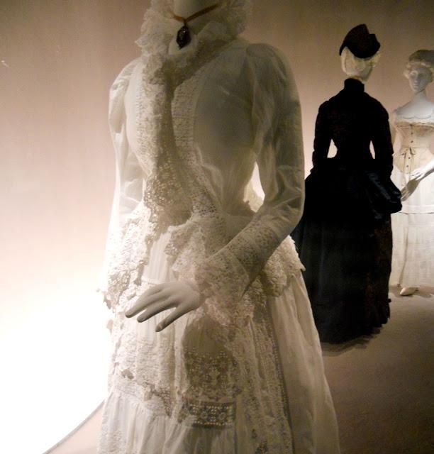 Exposition fashion fashioning: deux siècles de mode