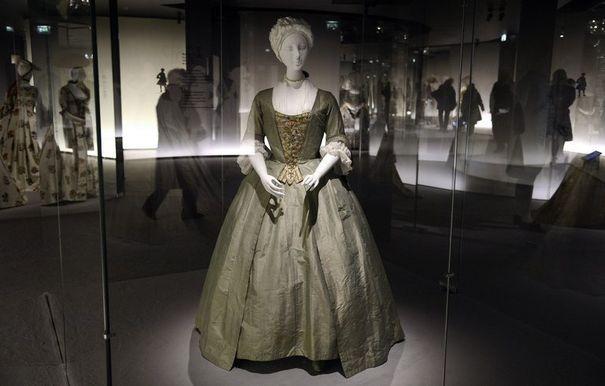 Exposition fashion fashioning: deux siècles de mode