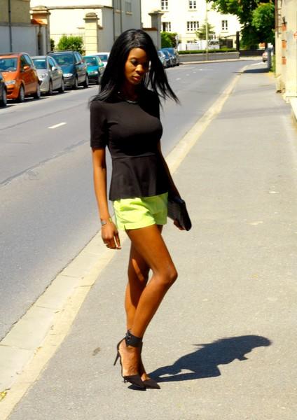 Top peplum et short neon