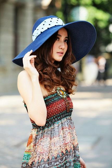 joli-foulard-autour-chapeau-bleu-comtesse-sofia-parisienne-blog-été-chaud-asiatique-idée