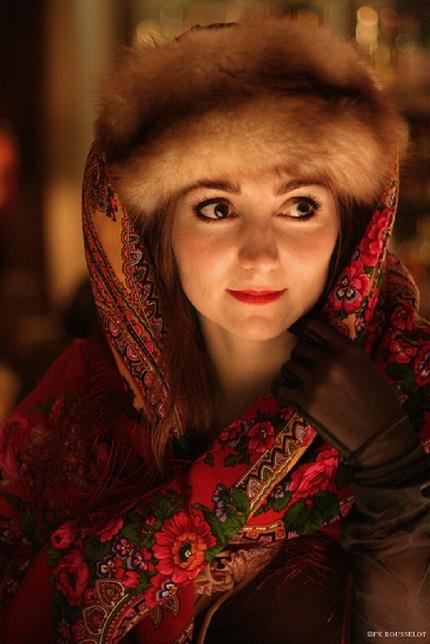 afternoon-on-carmine-street-foulard-écharpe-rouge-russe-fausse-fourrure-chapeau-hiver-burlesque-paris