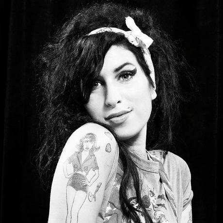 amy-winehouse-noir-et-blanc-tatouages-headband-noeud-cheveux