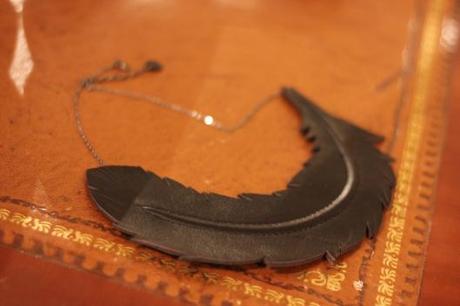 collier plume cuir