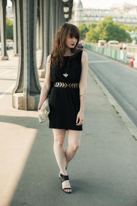 look robe noire drapee