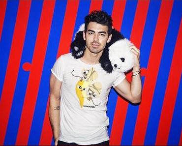 STYLE : Joe Jonas with a DSquared2 t-shirt