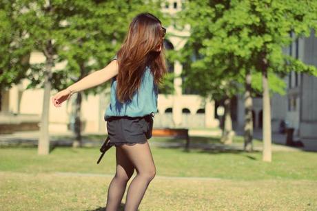 *Oui j'aime faire des poses bizarres!* Chemise - Mango Short - Zara Bottines - Zara Sac - Zadig et Voltaire Bagues - Taïnoti Bracelet - Bijoux Cherie Rouge à lèvre  -Sephora 