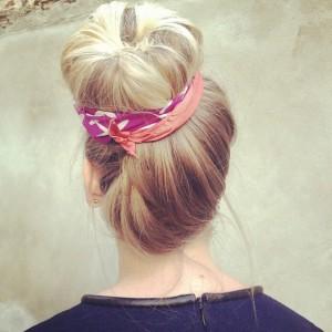 détail-foulard-chignon-haut-top-bleu-foncé-zoé-macaron