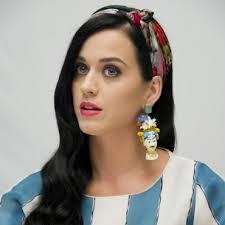 look-branché-katy-perry-foulard-autour-de-la-tête-style-personnalisé-vintage-2014