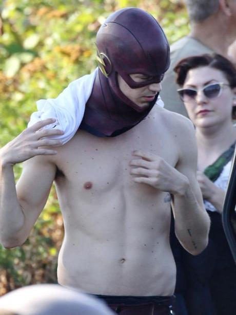 grant-gustin-shirtless-the-flash-08202014-06-675x900