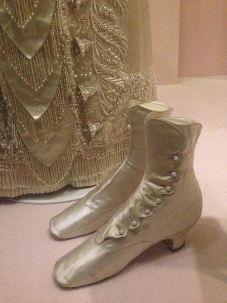 chaussures-mariage-exposition-wedding-dresses-victoria-albert-museum