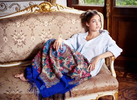 chale-foulard-bleu-fleuri-roses-boudoir-comtesse-sofia-paris-montmartre-blues