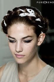 tresser-un-foulard-dans-les-cheveux-défilé-blanc-pure-trend-2014