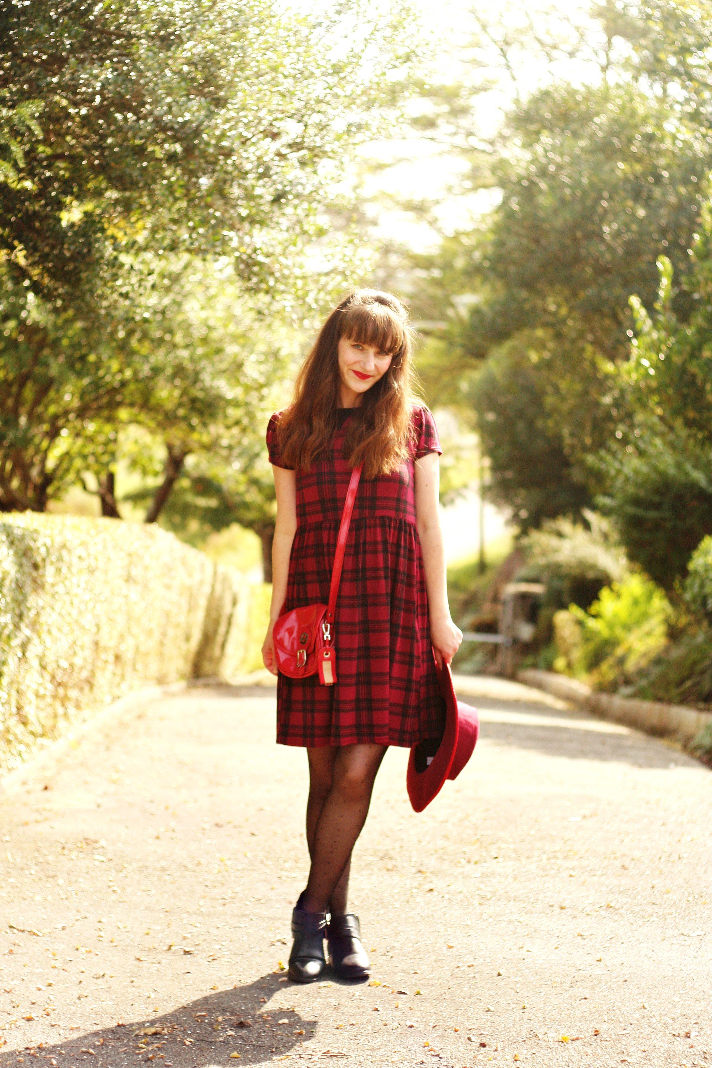 robe tartan look robe tartan rouge street style tartan