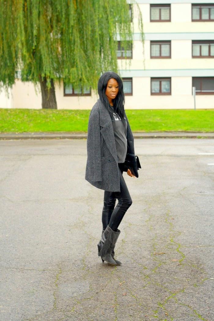 Grey boots, grey coat pour la course aux cadeaux