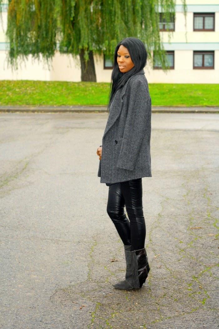 Grey boots, grey coat pour la course aux cadeaux