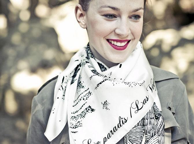 foulard-mode-motifs-blanc-tendance-2014-comment-faire-correspondre-un-foulard-à-la-couleur-de-ses-yeux