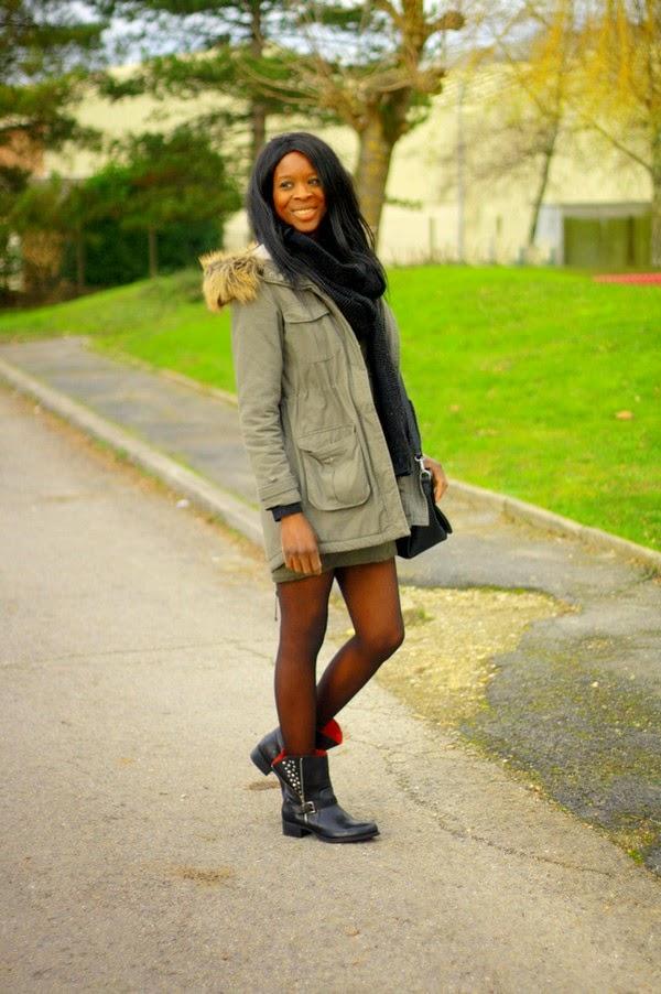 Parka, mini robe et bottes motardes