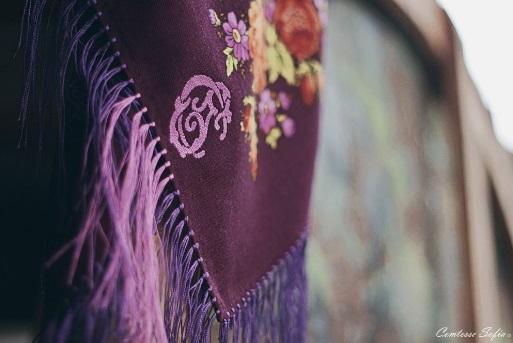 foulard-a-kiss-in-cassis-tendance-mode-en-vogue-cette-saison-estivale-2014-motifs-imprimés-fleuris