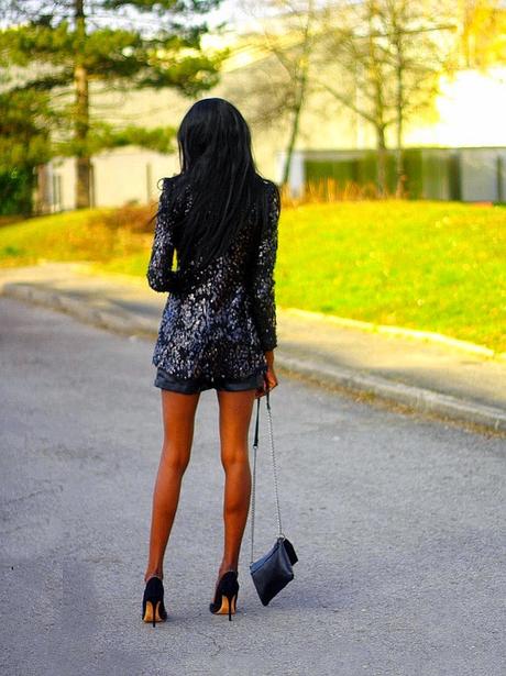 Blazer à sequins et short en cuir