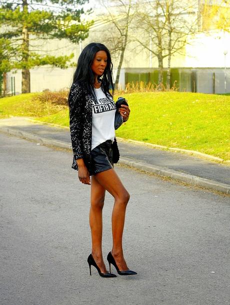 Blazer à sequins et short en cuir