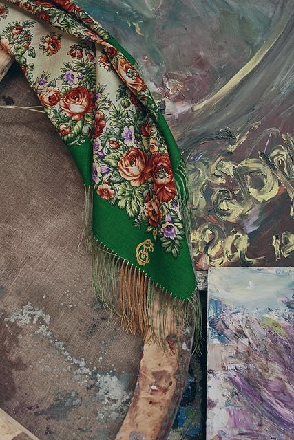 foulard-Cyparisse-Breeze-enseigne-Comtesse-Sofia-tendance-mode-en-vogue-best-seller-essai-luxe-haut-de-gamme-léger-stylé-Kyparissia-en-Grèce-châle-carré-vert-fleuri