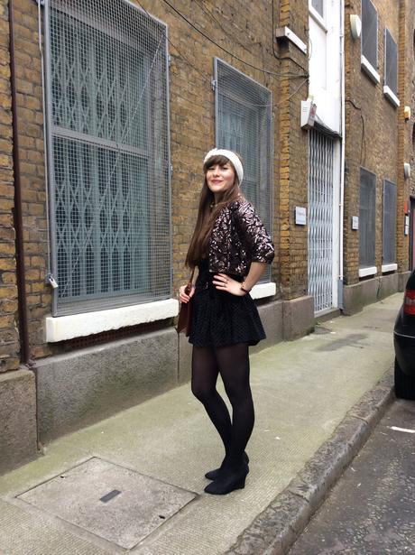 tenue-mode-londres-bermondsey-street-bolero-strass-short-velours-chemise-noire-chaussures-talons-compenses-velours-noires