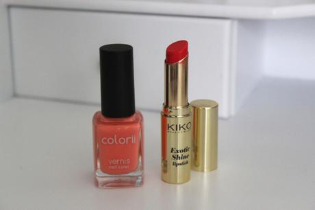 vernis et rouge à lèvres corail