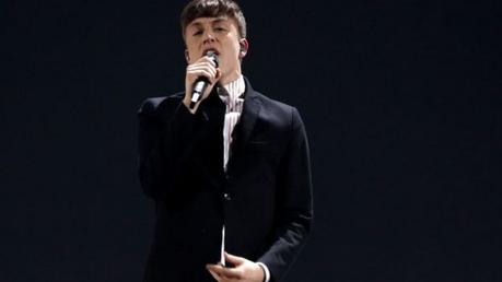 Belgium's Loic Nottet (R)  performs during the 60th Eurovision Song Contest final on May 23, 2015 in Vienna.  AFP PHOTO / DIETER NAGL