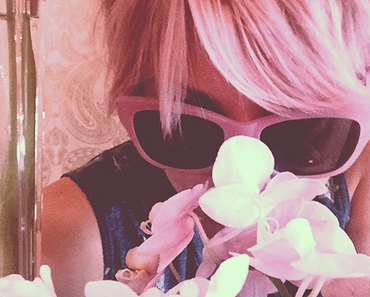 Kaley Cuoco se teint en rose