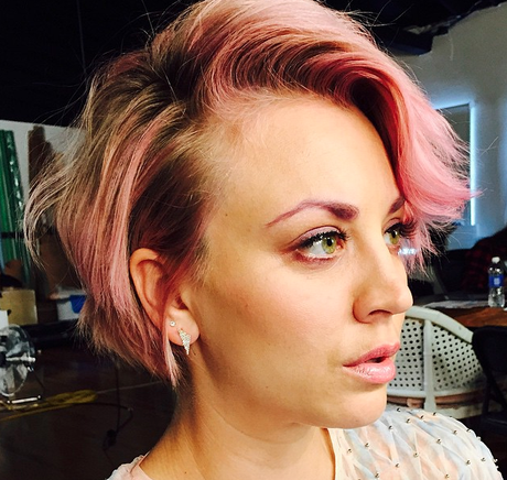 Kaley Cuoco se teint en rose