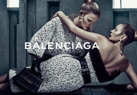 Exclu-les-images-de-la-nouvelle-campagne-Balenciaga-avec-Kate-Moss-et-Lara-Stone_visuel_article2