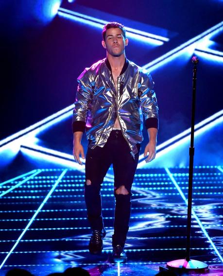 Nick-Jonas-Silver-Bomber-Jacket-Ripped-Black-Denim-Jeans-2015-Billboard-Music-Awards-Picture-002-800x989