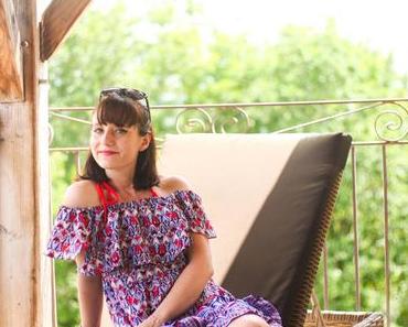 Robe volantée et épaules dénudées