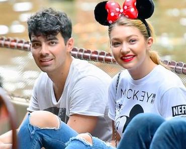STYLE : Mickey print t-shirt for Gigi Hadid