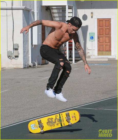 Justin Bieber Shows Off His Skateboarding Skills