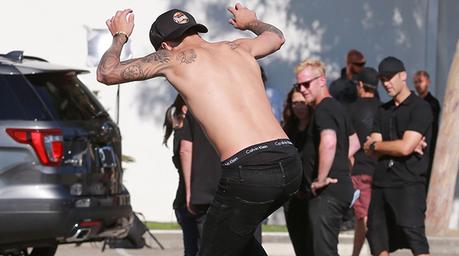 STYLE : Justin Bieber fait du skate torse nu