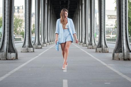 tailleur en lin bleu ciel et crop top blanc