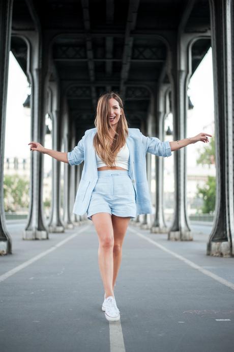 crop top blanc short taille haute et converses