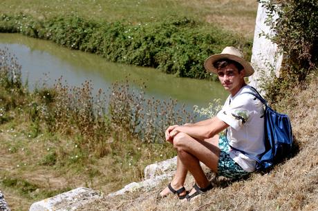 BLOG-MODE-HOMME_chapeau-de-paille_uniqlo-kabuki-tshirt-brouage-village-fortifie_teva-sandales-marais-mec-short-delave1