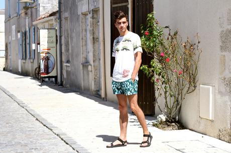 BLOG-MODE-HOMME_chapeau-de-paille_uniqlo-kabuki-tshirt-brouage-village-fortifie_teva-sandales-marais-mec-short-delave1