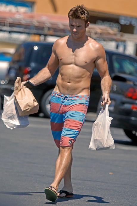 SEXY : Scott Eastwood, shopping shirtless