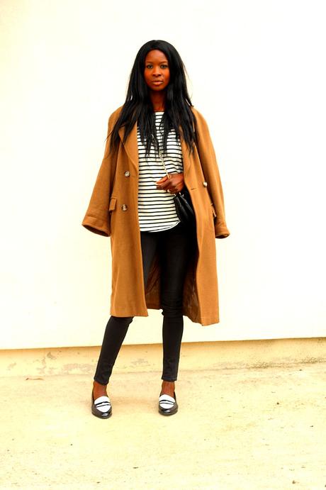 Manteau camel et mocassins bicolores