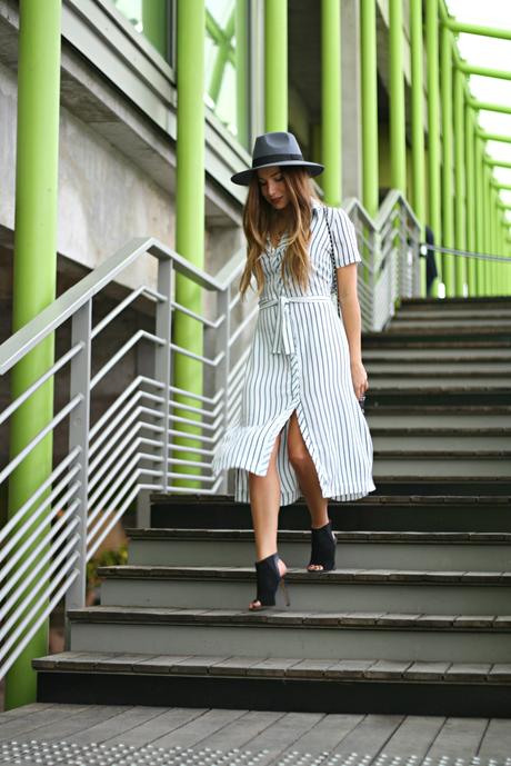 black and white shirt dress ans low boots open toes fashion blog