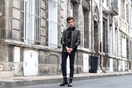 BLOG-MODE-HOMME_Dandy-Romantic-Luisaviaroma-versus-versace-chemise-soie_blouson-cuir-iro-dries-van-noten-chelsea-boots-skinny