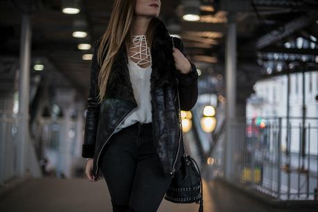 detail chemsiier et veste biker cuir fausse fourrure boohoo