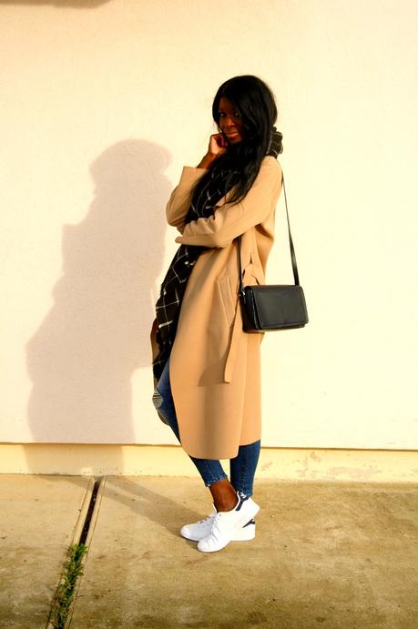 tenue-casual-chic-manteau-camel-stan-smith