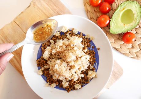 Salade lentilles, quinoa, tomates et avocat