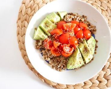 Salade lentilles, quinoa, tomates et avocat