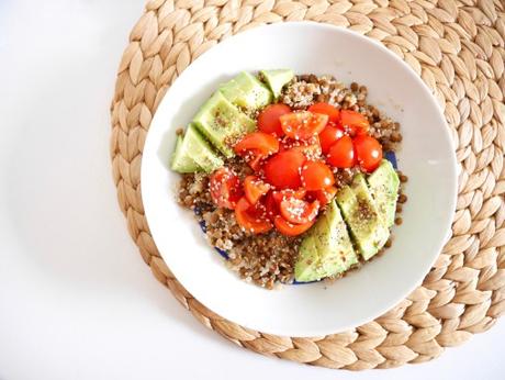 Salade lentilles, quinoa, tomates et avocat