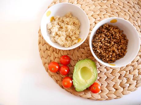 Salade lentilles, quinoa, tomates et avocat